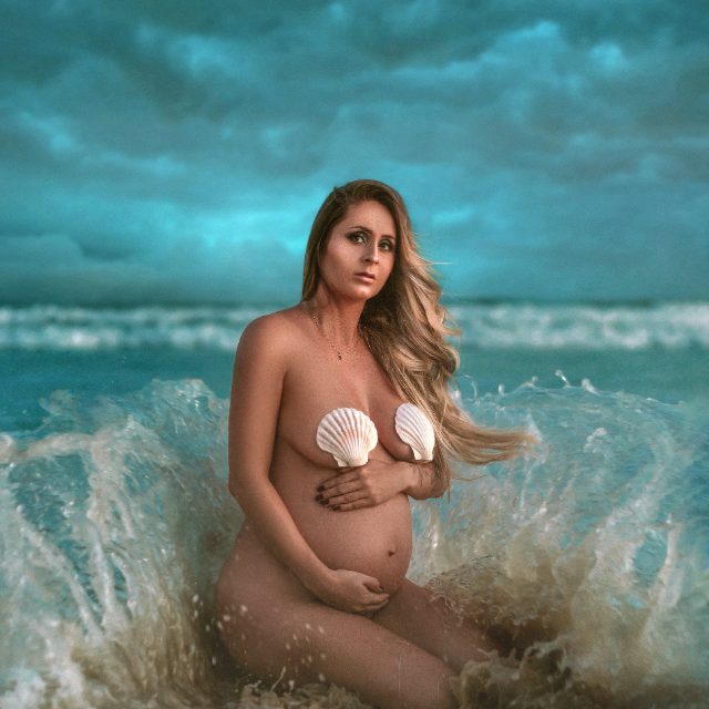 Nude Maternity Boudoir Photography – 10 Beautiful Ways To Capture Your Pregnancy